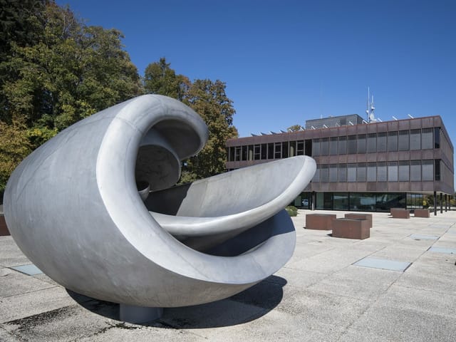 Sicht auf das Hochschul-Hauptgebäude vom Bundesamt für Sport.