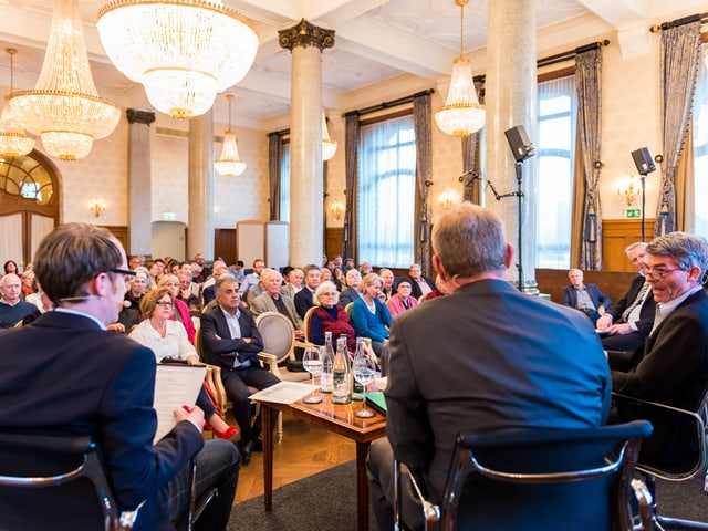 Diskussionsrunde vorne, Publikum hinten.