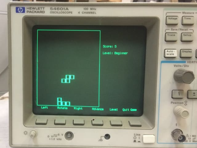 Ein einfacher Bildschirm, auf dem Tetris läuft. Um den Bildschirm herum sind Knöpfe angebracht.