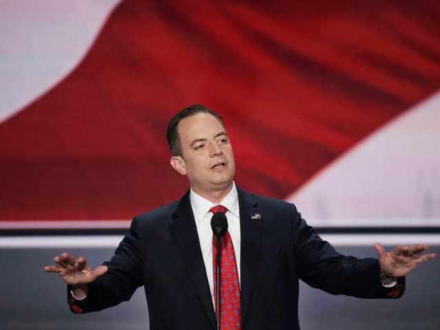 Reince Priebus mit ausgebreiteten Armen auf einem Podium