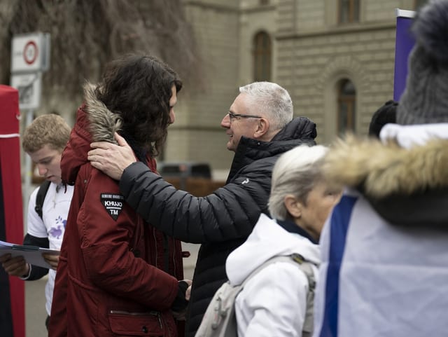 Nicolas Rimoldi, Präsident von Massvoll, und SVP-Nationalrat Andreas Glarner begrüssen sich auf dem Bundesplatz in Bern.