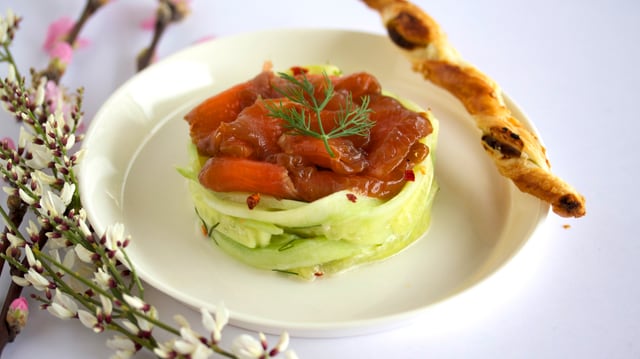 Gebeiztes Lachs-Carpaccio auf Gurken-Ingwer-Salat mit Wasabi-Kräcker.