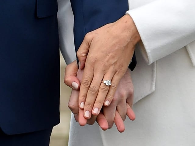 An der Hand von Meghan prangt ein grosser Verlobungsring.