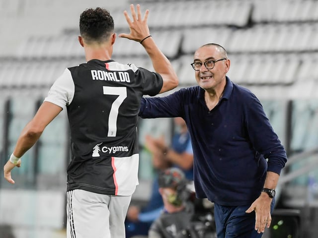 Maurizio Sarri klatscht mit Cristiano Ronaldo ab.