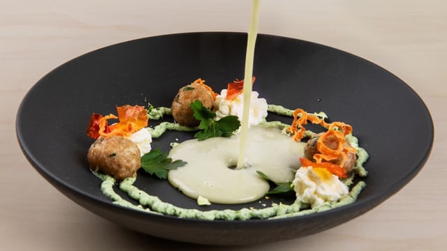 Anjas (Bärlauch)crèmesuppe mit Legehennen-Fleischbällchen und Zitronenmousse. 