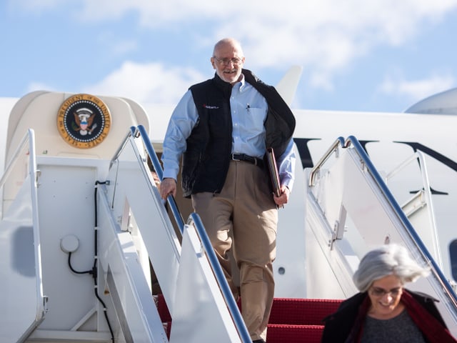 Alan Gross steigt die Treppen eines Flugzeugs hinab