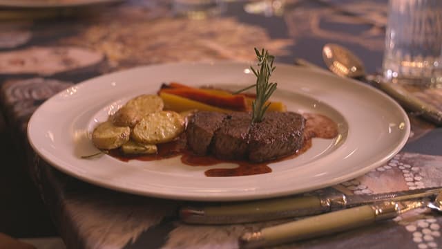 Teller mit Rindsfilet, Rosmarinkartoffeln, Rüebli