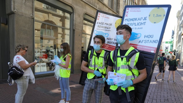 An belebten Plätzen, Geschäften Amsterdams und dem Rotlichtviertel muss Gesichtsmaske getragen werden. 