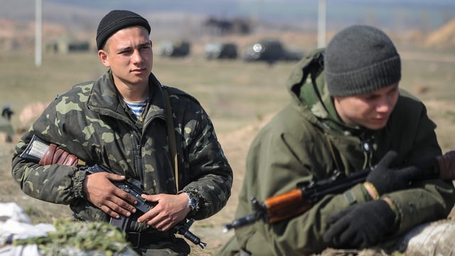 Ukrainische Soldaten haben an der Grenze zu Russland Stellung bezogen.