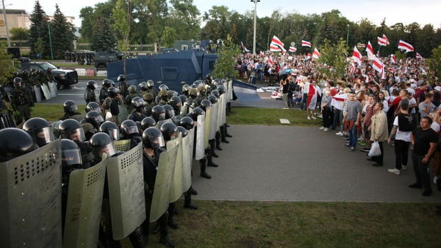 Militaer gegen Demonstranten