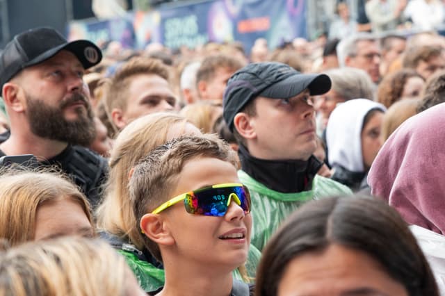 Ein jugendlicher mit einer Rennvelo-Sonnenbrille. 