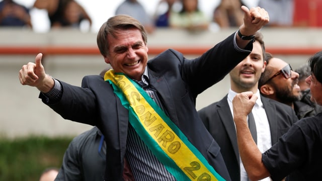 Bolsonaro mit erhobenen Daumen auf Wahlkampftour.