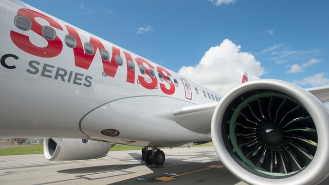 Ein Flugzeug mit Turbine und Swiss-Schriftzug in Nahaufnahme.