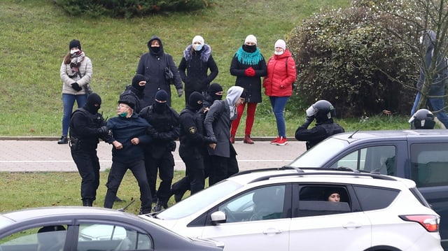 Demonstranten werden abtransportiert