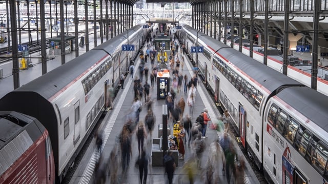 Menschenströme am Bahnhof Luzern 