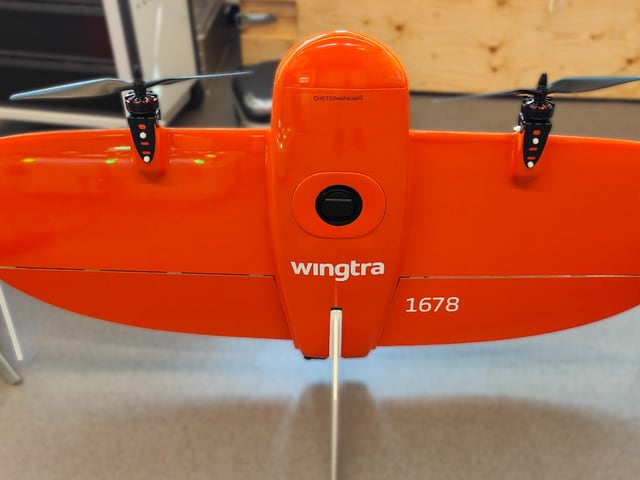 Ein kleines Flugzeug, orange.