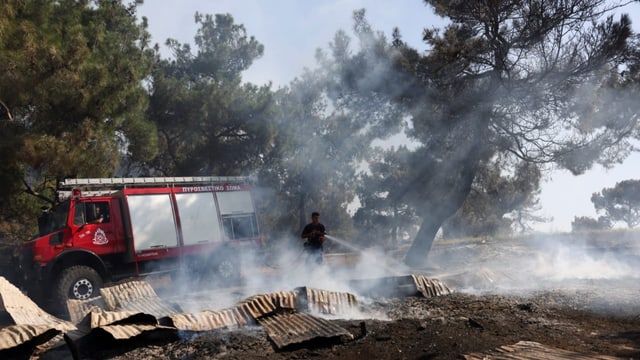 Feuerwehrmann löscht Brand