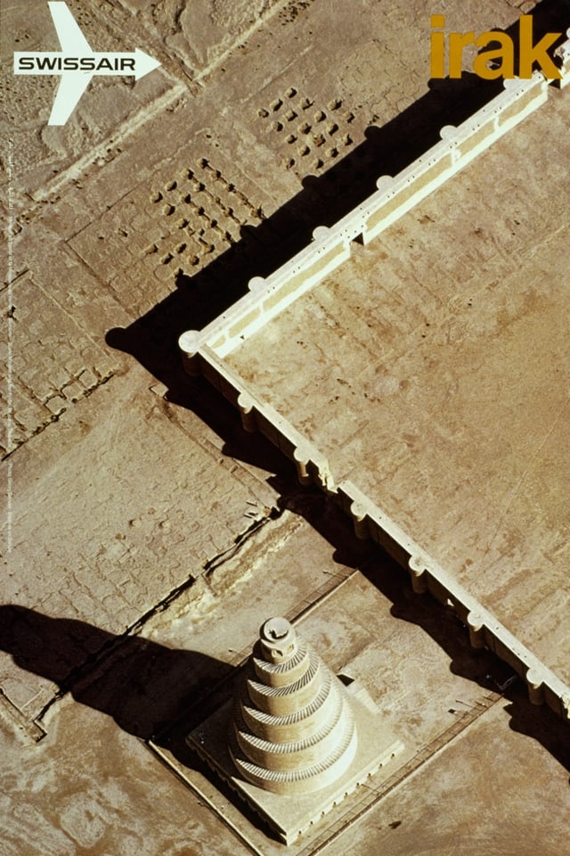 Bräunliche Landschaft von oben, eine Mauer ist zu sehen und ein runder Turm, pyramidenartig aufgebaut.