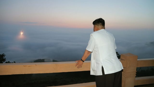 Kim Jong Un schaut einem Raketenstart zu