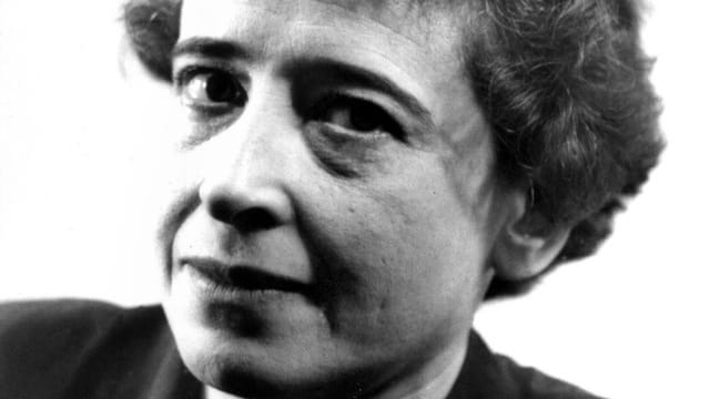 Schaut mit kritischem Blick in die Kamera: Hannah Arendt.