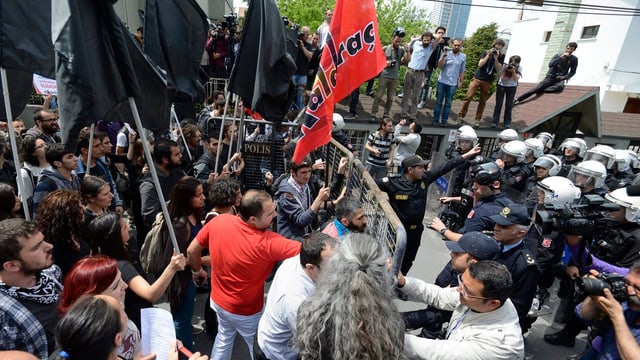 Protestierende und Sicherheitskräfte geraten aneinander