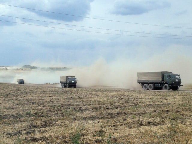 Militärlastwagen auf einem Feld