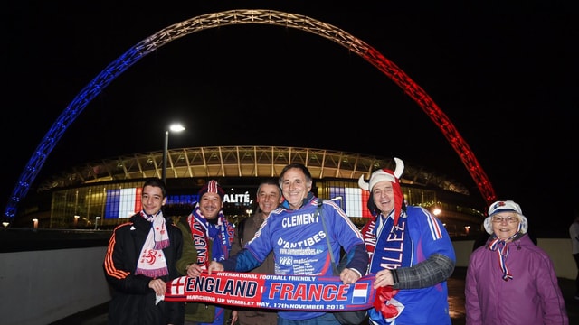 Französische Fans mit Schalfs und Trikots vor dem Wembley Stadion in London.