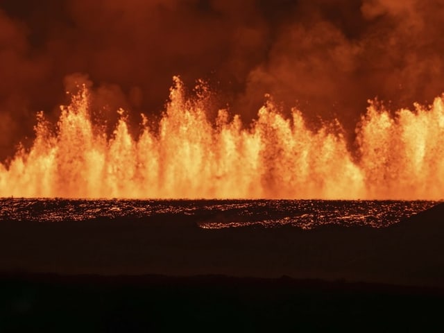 Ausbruch eines Vulkans mit Lavafontänen.