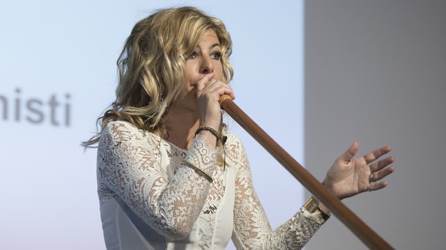 Eliana Burki spielt das Alphorn.