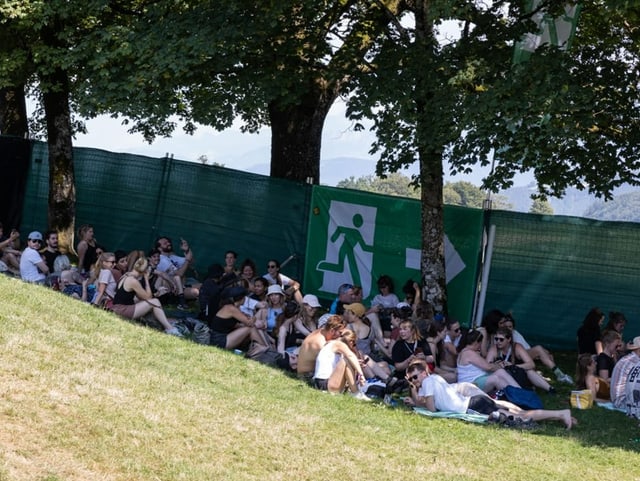 Das Publikum am Gurtenfestival sucht Schutz im Schatten von Bäumen