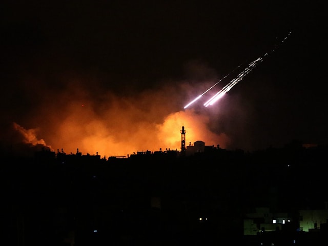 Abgefeuerte Rakete in der Nacht