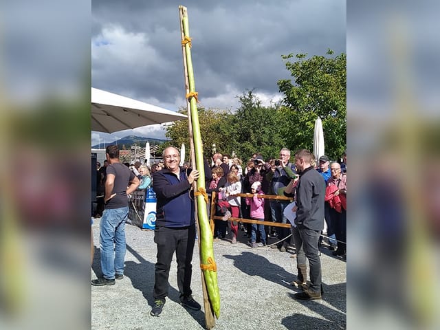 Jürg Wiesli präsentiert den längsten Long Gourd der Schweiz