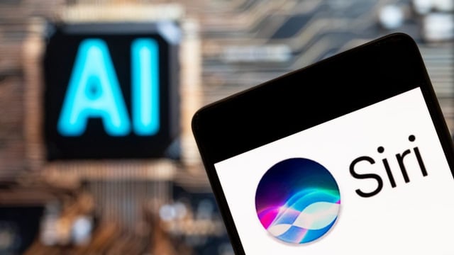 Iphone zeigt Siri, im Hintergrund steht AI für Artificial Intelligence (Künstliche Intelligenz).