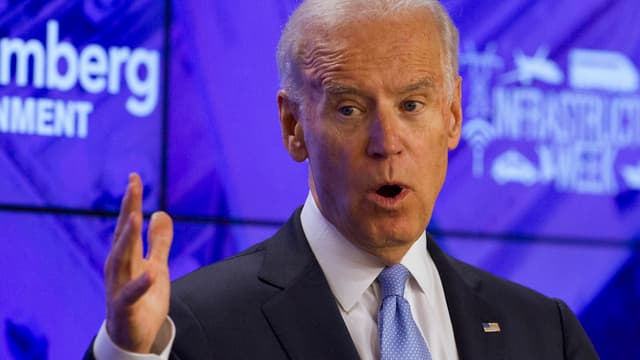 Joe Biden gestikuliert während einer Rede