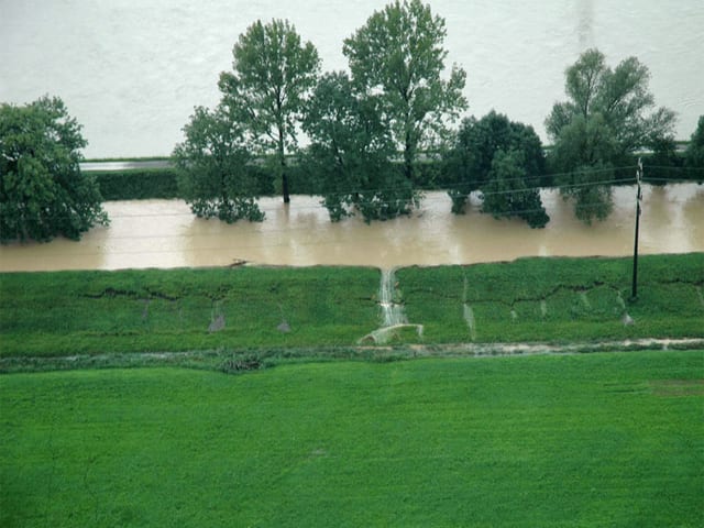 Damm im Hochwasser