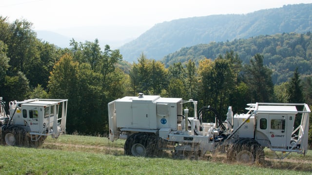 Vibrationsfahrzeuge auf einem Feldweg