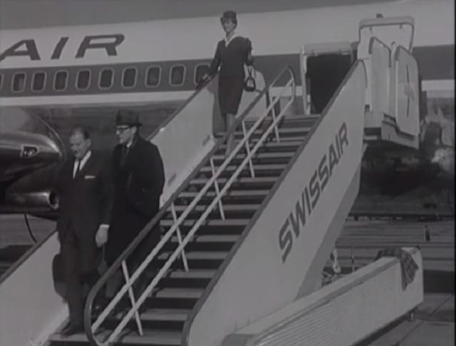 Swissair-Hostess steigt aus dem Flugzeug.