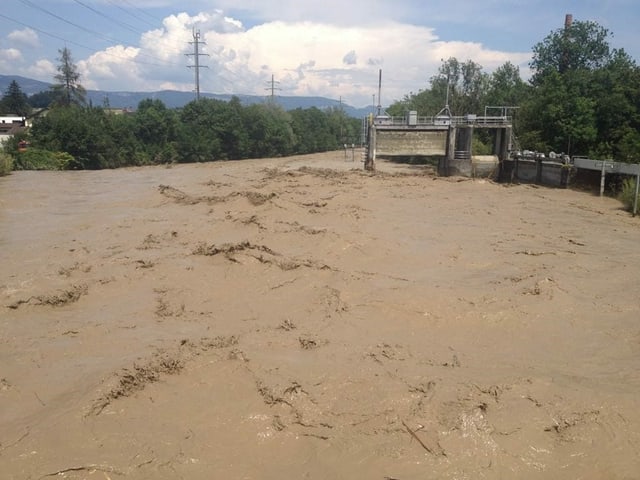 Fluss mit braunem Hochwasser.