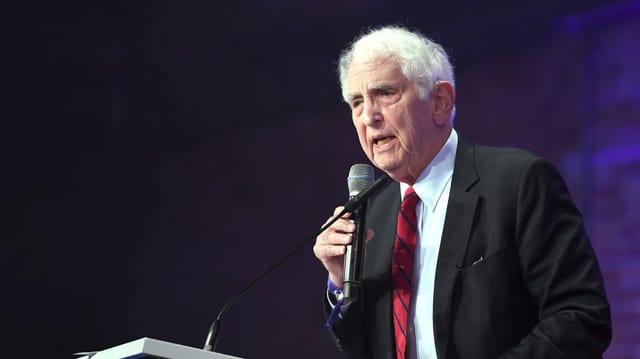 Daniel Ellsberg mit Mikrofon in der Hand