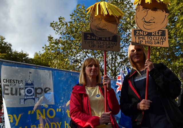 Leute mit Schildern. Darauf steht: Second Referendum.