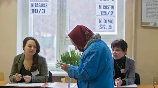 Ältere Frau im Wahllokal