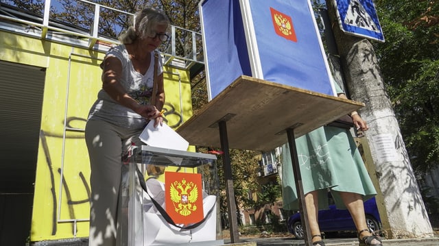 Eine Frau gibt in Mariupol ihre Stimme ab.