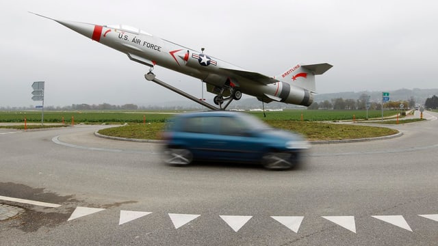 Kreisel beim Flugplatz Grenfchen. 