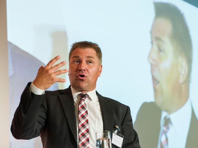 Toni Brunner hält eine Rede