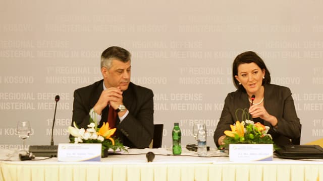 Thaci links und Jahjaga rechts