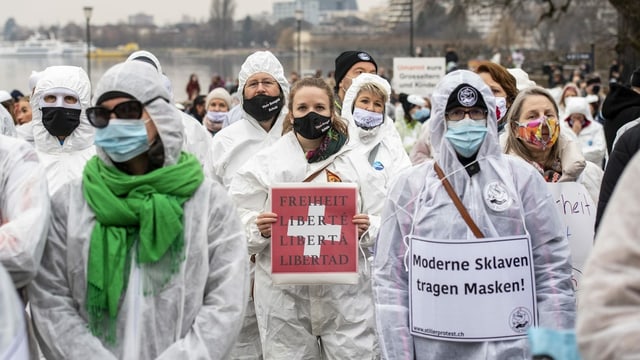 Demonstranten in weissen Overalls