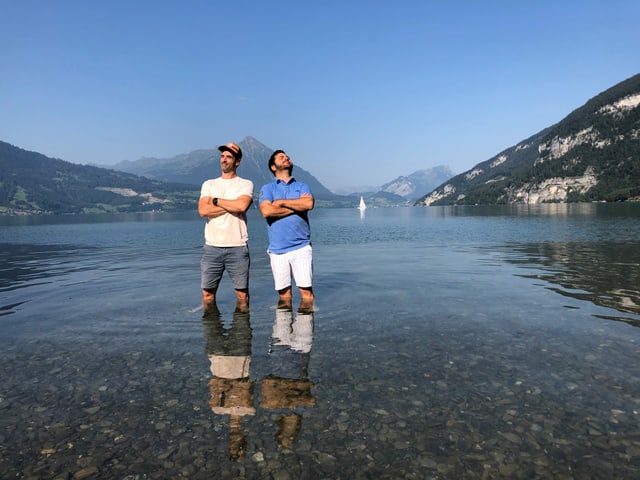 Hach, der Thunersee! Philippe Gerber (links) und Marco Thomann bei ihrem schon traditionellen Morgenfussseebad. 