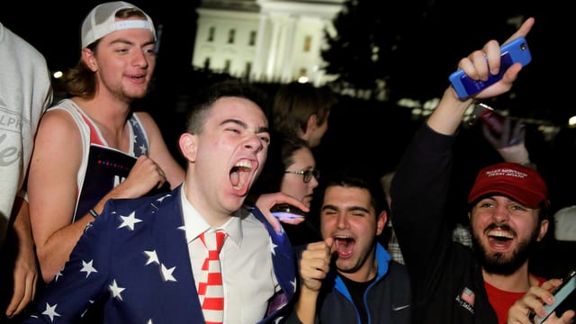 Junge Supporter von Donald Trump jubeln.