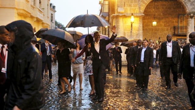 Obama und seine Entourgae in der Altstadt von Havanna. (reuters)