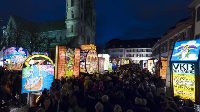 Am Fasnachtsdienstag deponieren die Trägerinnen und Träger die Laterne beim Basler Münster für die Laternenausstellung.